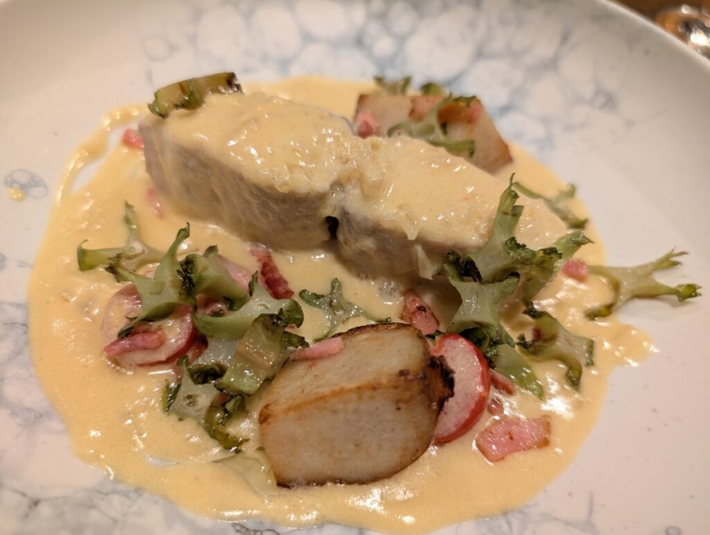 クリームソースの魚料理