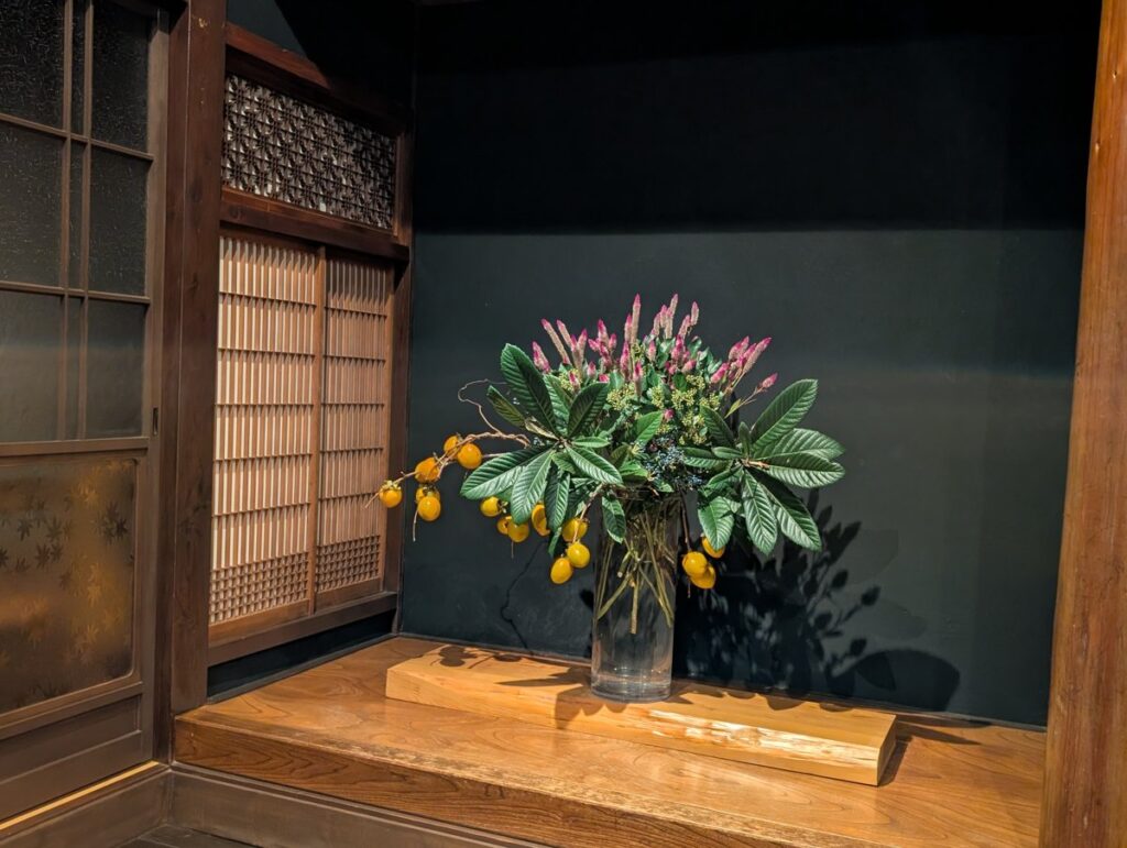 古民家の店内に生けられた枝物
