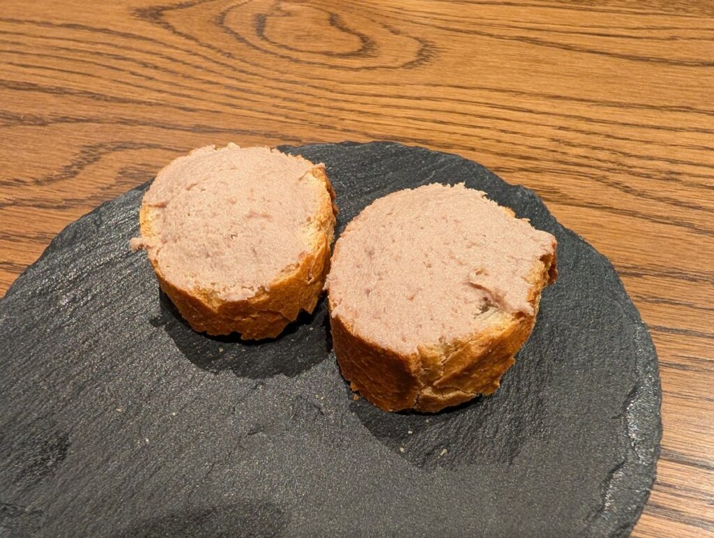 スレートの皿に載ったパテ
