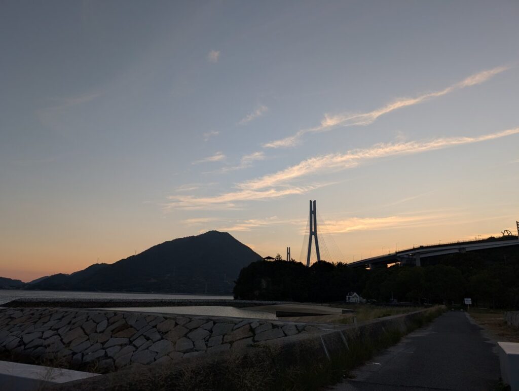 朝焼けに浮かぶ多々羅大橋のシルエット
