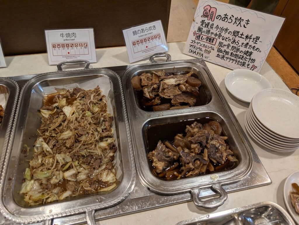 ビュッフェ台に並ぶ鯛のあら炊き