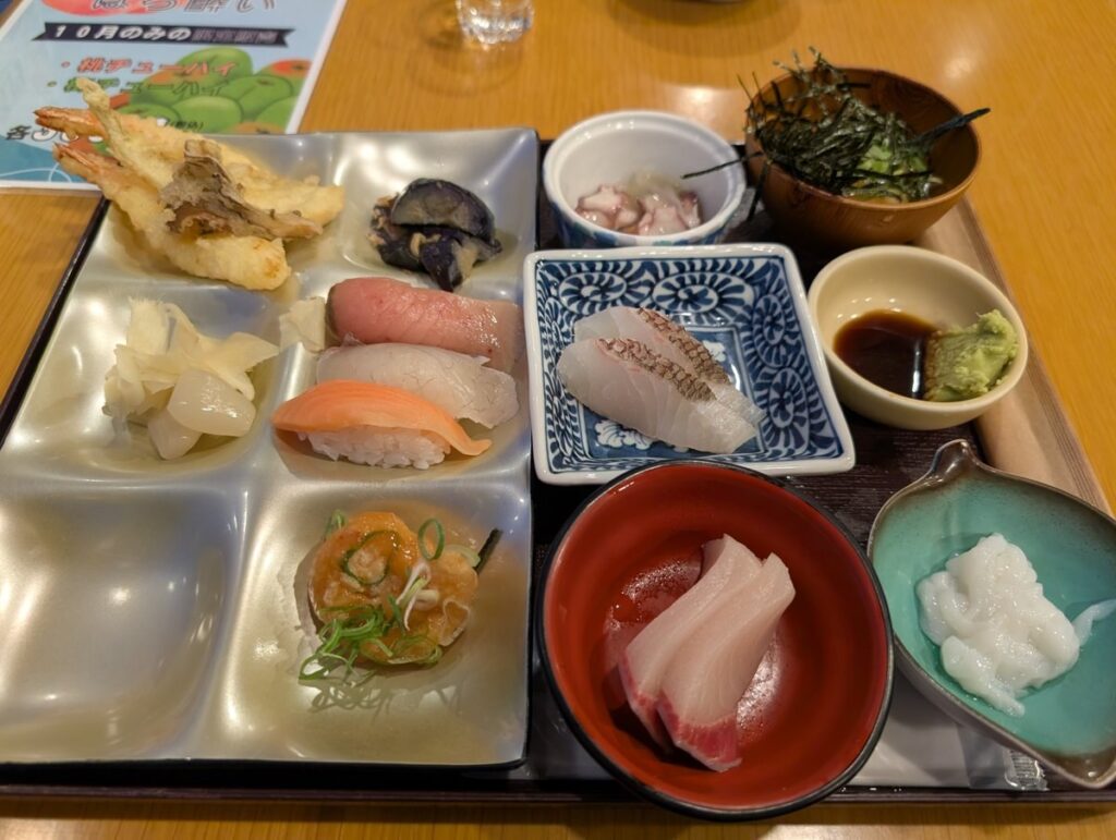 休暇村瀬戸内東予の夕食ビュッフェの盛り合わせ