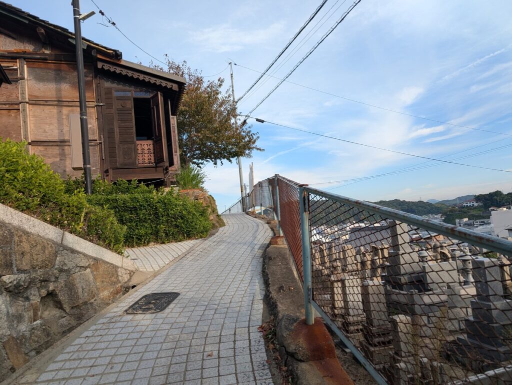 尾道の坂道と線路