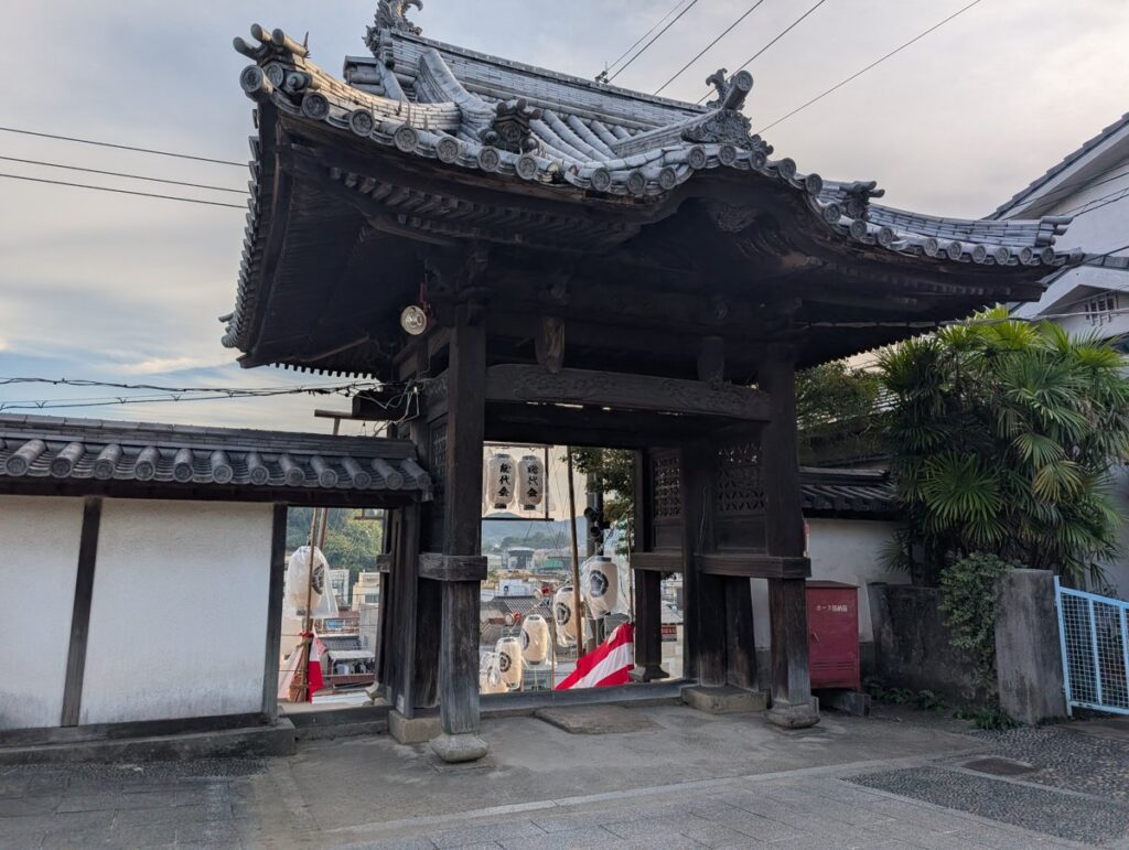 紅白幕のかかった神社の鳥居