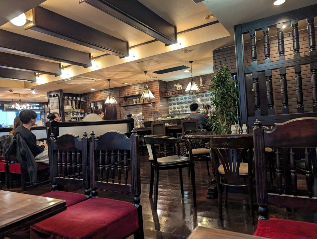 大正ロマン風のアンティークな店内