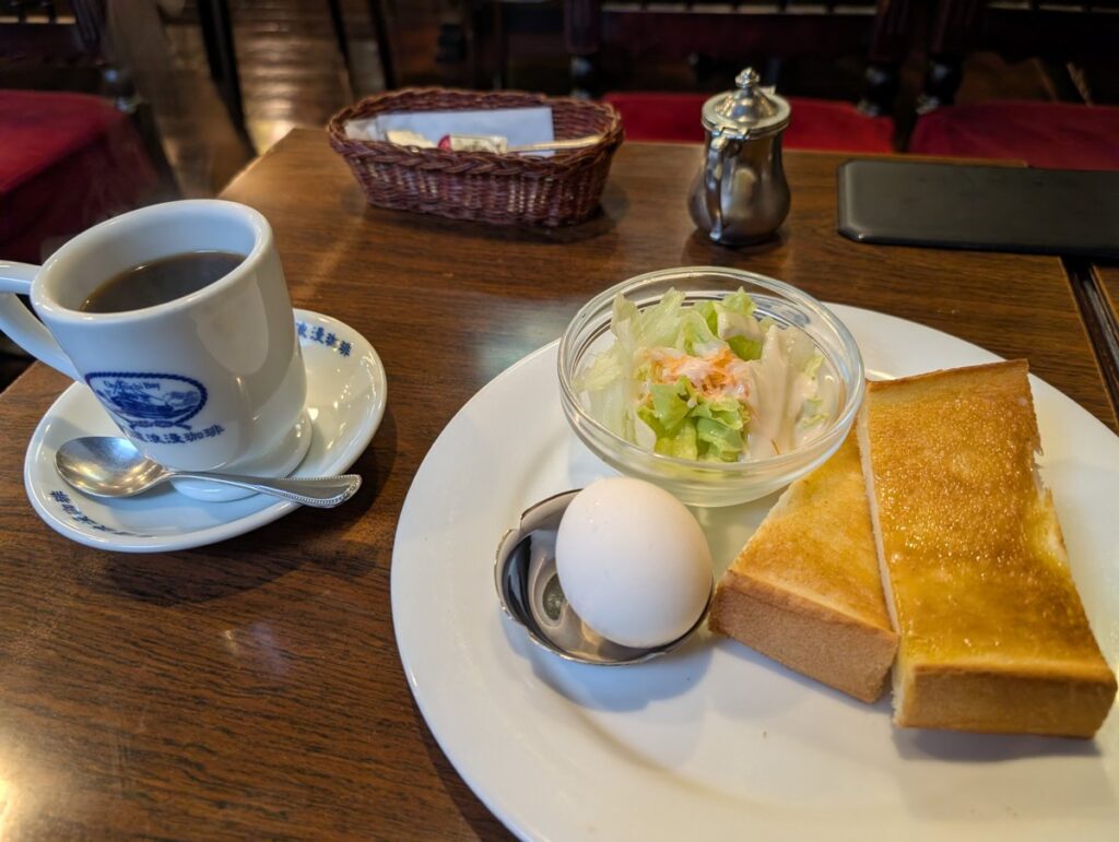 厚焼きトーストとコーヒーのモーニング