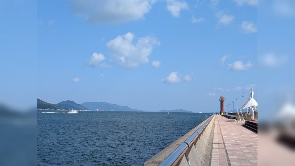 高松港の赤い灯台せとしるべ
