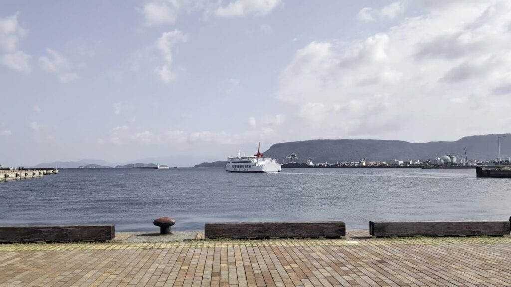 高松港とフェリー