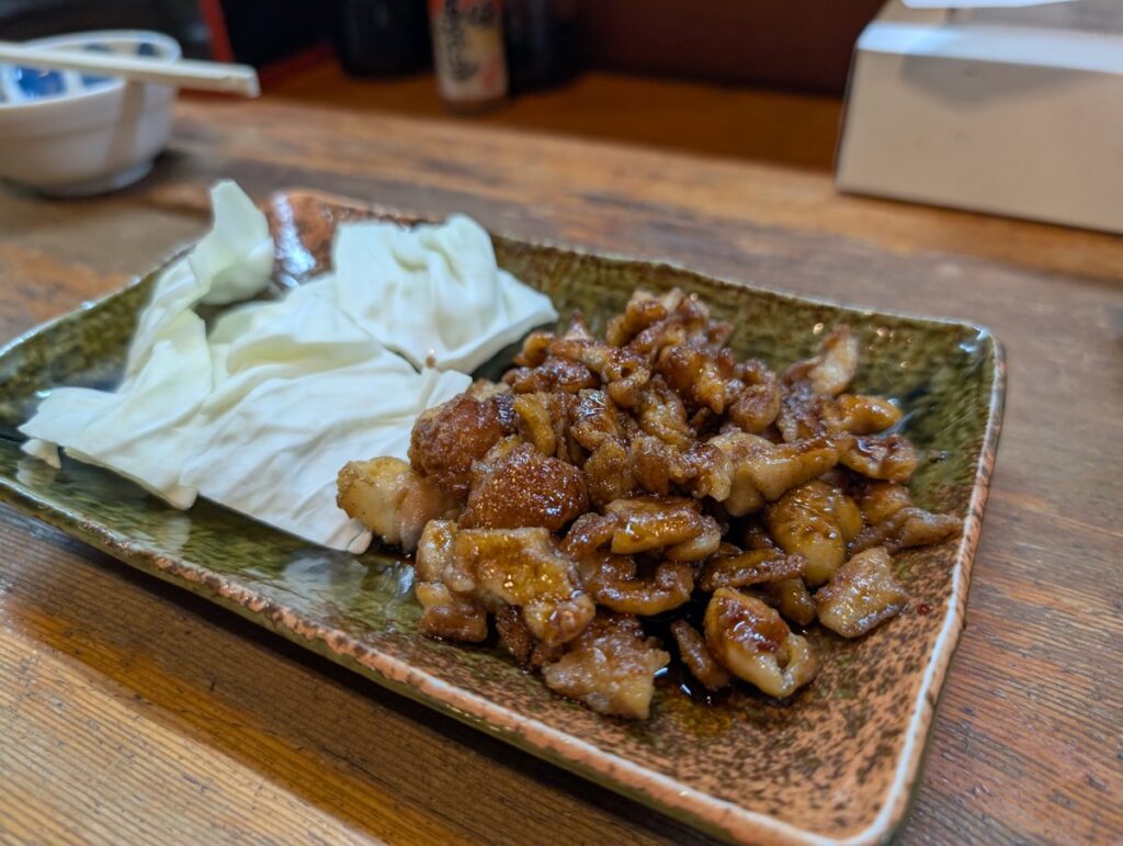 鉄板で焼いた皮焼きとキャベツ