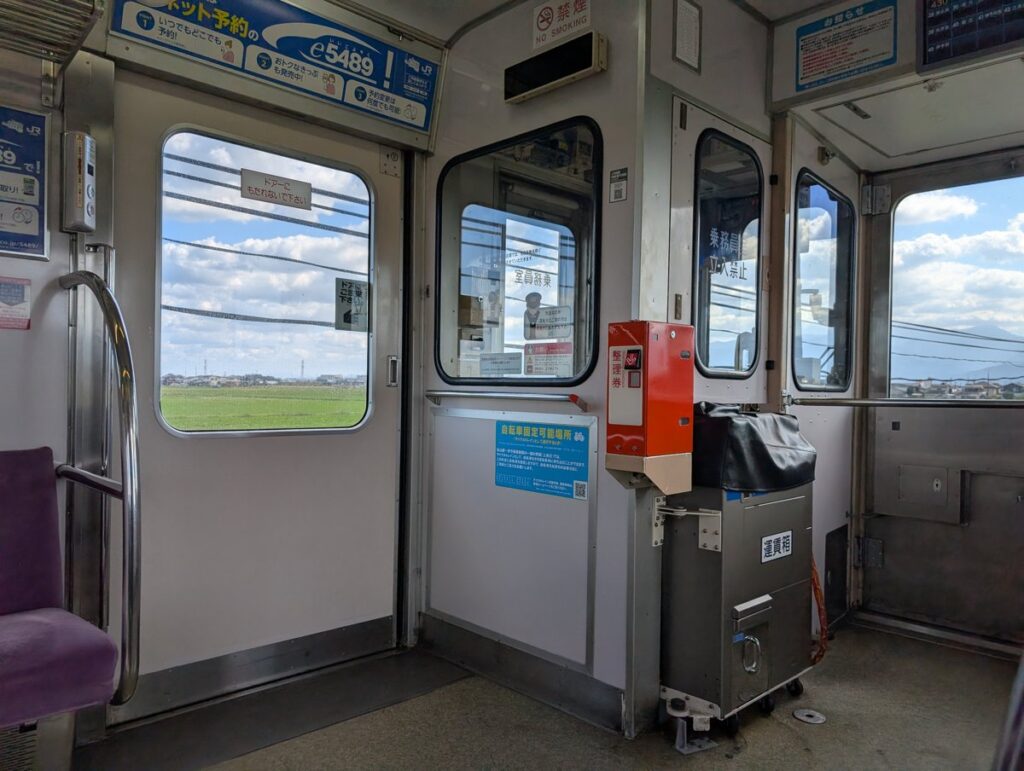 予讃線の普通列車の車内から見える田園風景