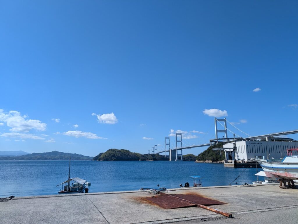 大島の漁港から来島海峡大橋を振り返る
