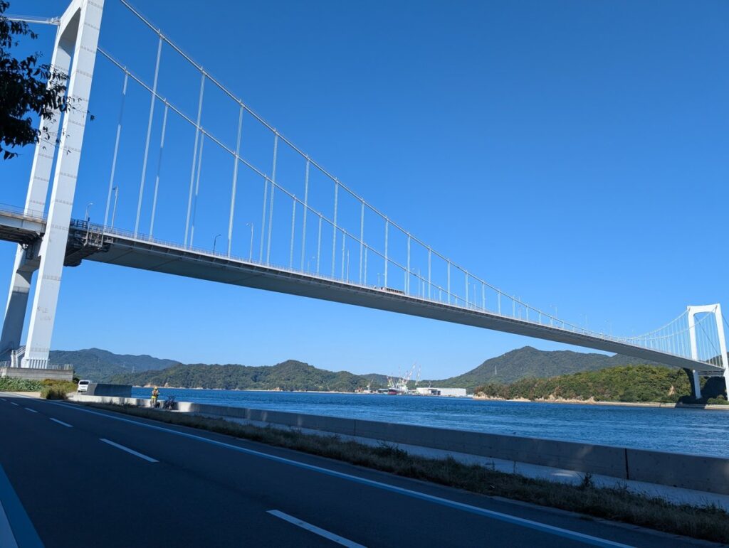 海沿いの道から見上げる伯方・大島大橋