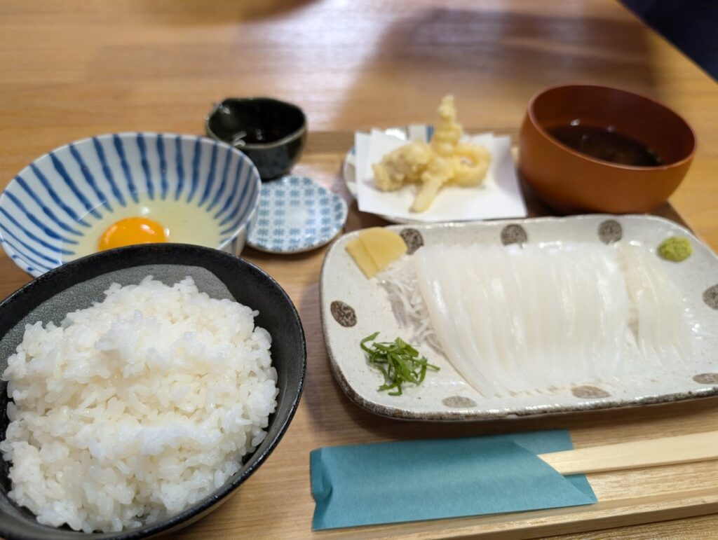 食堂あおりのアオリイカの天ぷらと刺身の食事