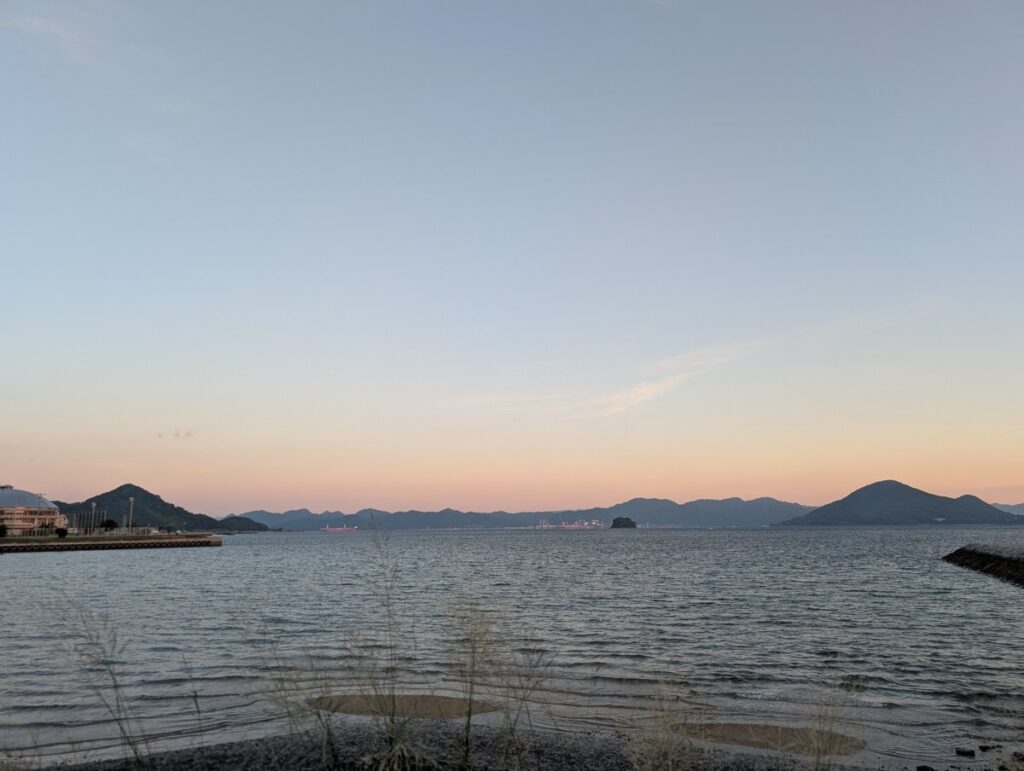 事件前の穏やかな大三島の朝の海