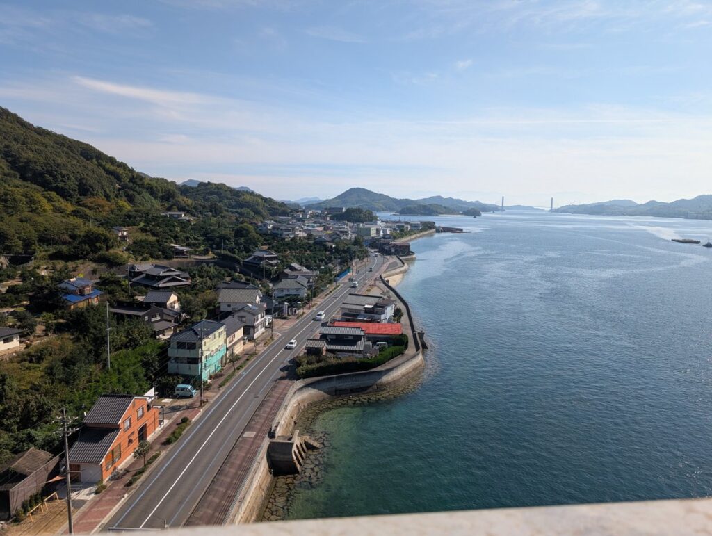 生口島の海岸線を見下ろす