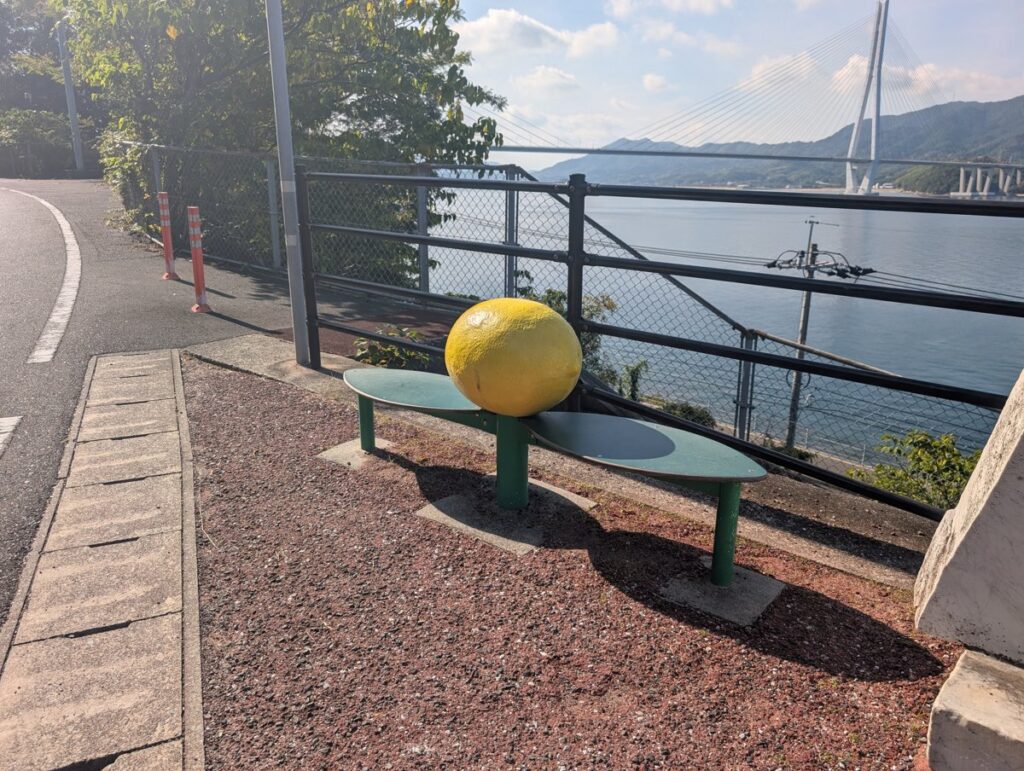 レモンのオブジェのベンチと多々羅大橋
