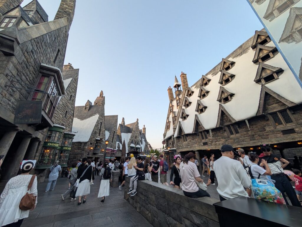 雪の屋根が連なるホグズミード村