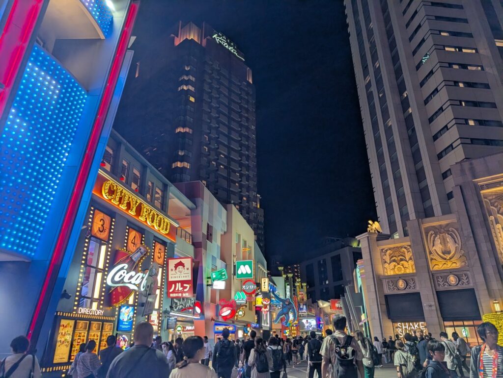 ライトアップされた夜のゲート