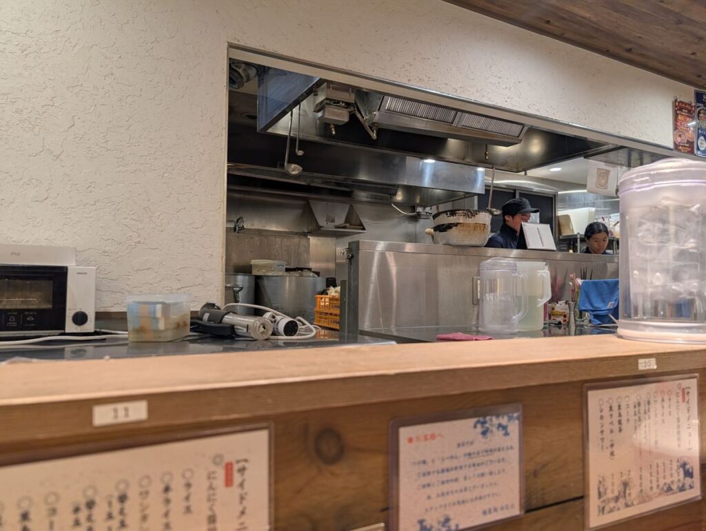 カウンター越しに見える麺屋翔みなとの厨房