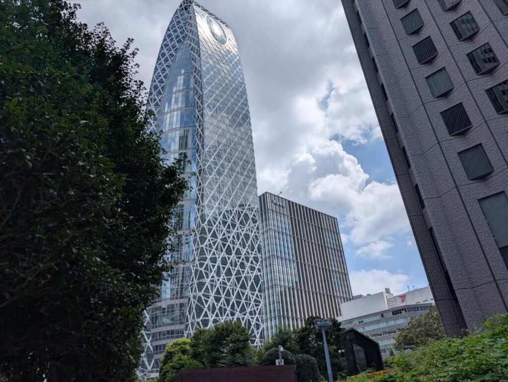 新宿駅西口のモード学園コクーンタワー