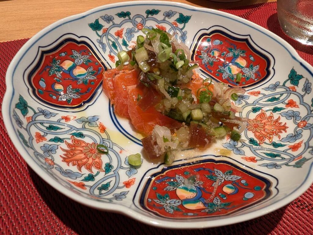 会席応為のマスの一皿。薬味をたっぷりのせて大鉢に盛られている