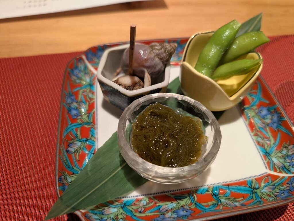 会席応為の前菜。貝ともずくと枝豆の三種盛り